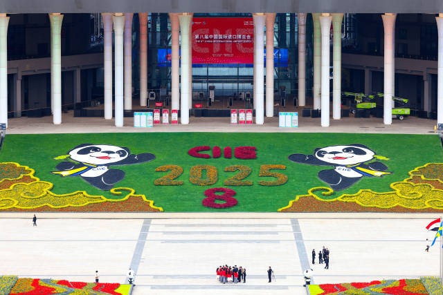 2025年10月31日，上海国家会展中心，第八届中国国际进口博览会南广场花团锦簇。