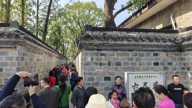 人们在安徽省桐城市六尺巷游览拍照（2024年11月2日摄）。新华社记者 陈诺 摄