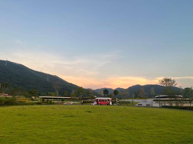 圖為廣東云浮云安區(qū)都楊鎮(zhèn)鄉(xiāng)村旅游“網(wǎng)紅打卡地”灣邊村傍晚時的風(fēng)光。新華社記者吳濤 攝