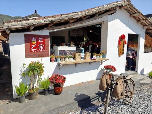 廣東云浮的回鄉(xiāng)創(chuàng)業(yè)青年將村里廢棄的豬圈改造成為咖啡館，竟意外走紅成為旅游打卡點。（受訪者供圖）