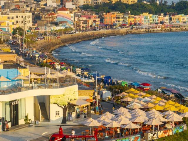 圖為廣東汕尾紅海灣紅坎村盤活閑置資源打造的旅游熱門地咖啡一條街。（受訪者供圖）