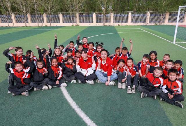 △2025年4月23日，新疆克州阿图什市哈拉峻乡谢依特小学，支教教师和学生们在一起。