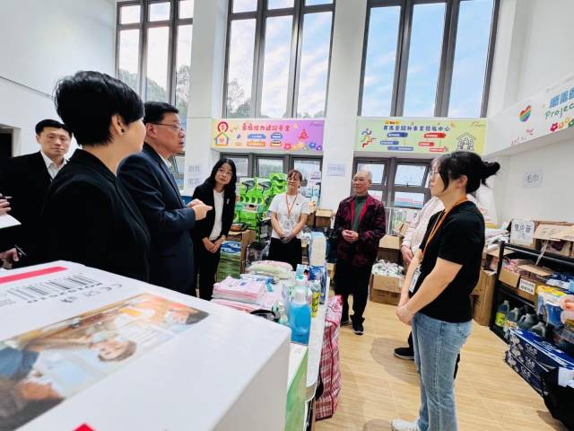 香港特區(qū)行政長官李家超12月1日下午到訪位于元朗的過渡性房屋項目，探望及慰問早前受大埔宏福苑火災影響的災民。