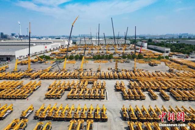 资料图：徐工集团生产车间外停放的起重机。(无人机照片)泱波 摄