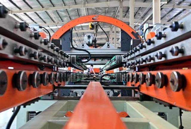 2025年6月18日,河北省唐山市芦台经济开发区一家采暖设备企业的工人在生产线上工作。新华社记者 杨世尧 摄 2025年6月18日,河北省唐山市芦台经济开发区一家采暖设备企业的工人在生产线上工作。新华社记者 杨世尧 摄