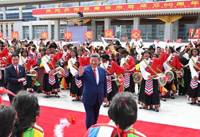 △2025年8月21日，习近平总书记在拉萨出席西藏自治区成立60周年庆祝活动后，乘专机返回北京。总书记在拉萨贡嘎机场向前来欢送的各族群众挥手致意。