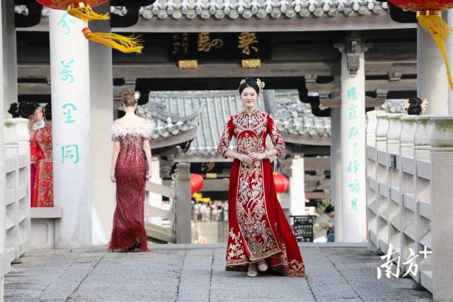 广济桥上的婚纱礼服走秀。