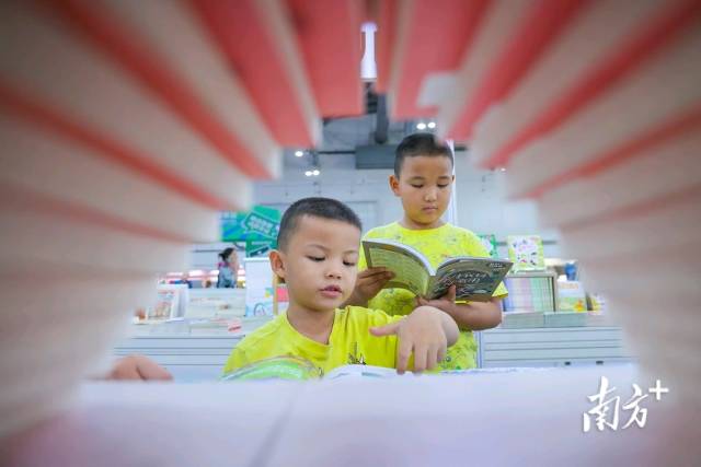 第十七届中山书展，家长带着小朋友在挑选图书。 南方+ 叶志文 摄