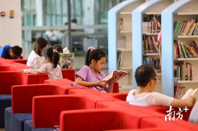 中山纪念图书馆，不少家长带着小朋友在阅读。 南方+ 叶志文 摄