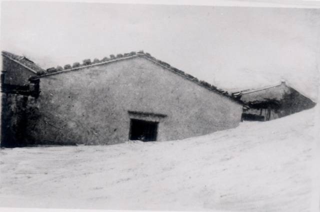 昔日的东山岛风沙掩埋部分村民村舍（资料照片）。