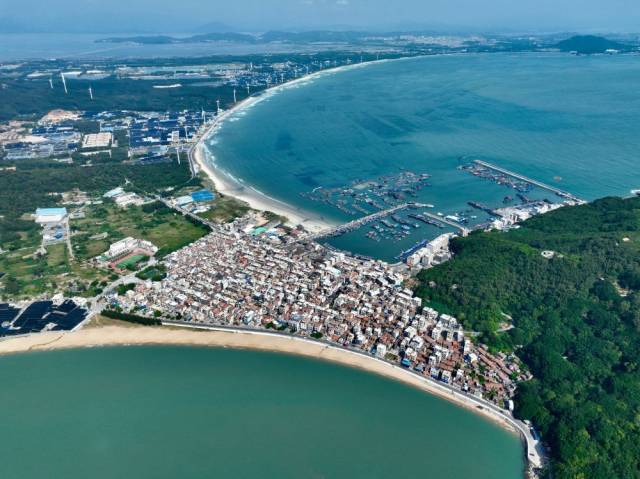 这是2024年10月16日拍摄的福建省漳州市东山县澳角村（无人机照片）。新华社记者 姜克红摄