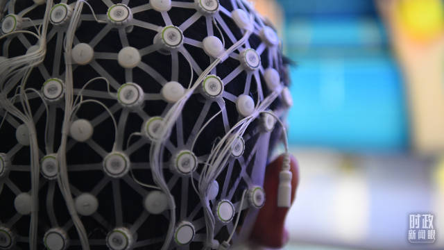 2026年1月24日，安徽省脑机接口创新发展大会现场一位穿戴脑机接口设备的体验者。（图/视觉中国）