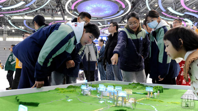 2025年11月22日，观众在2025量子科技和产业大会现场参观体验。（图/视觉中国）