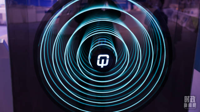 2025年3月26日，北京中关村国家自主创新示范区展示中心展示的国内首个突破千比特规模的光量子计算机。（图/视觉中国）