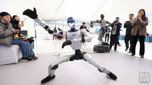 2025年11月16日，机器人在北京2025人工智能+大会上表演功夫。（图/视觉中国）