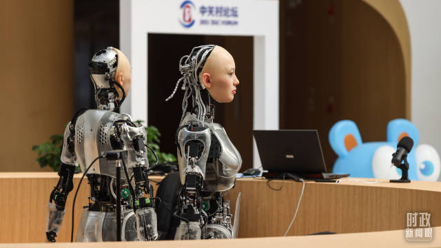 2025年3月21日，北京中关村国际创新中心的具身智能机器人。（图/视觉中国）