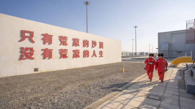 2026年1月10日，中石油塔里木油田公司轮南油气储运中心西气东输第一站员工正在巡检。（受访者供图）