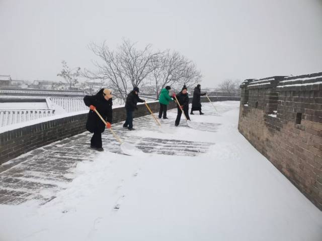 2026年1月26日，工作人员在平遥古城墙上清扫积雪。（受访者供图）