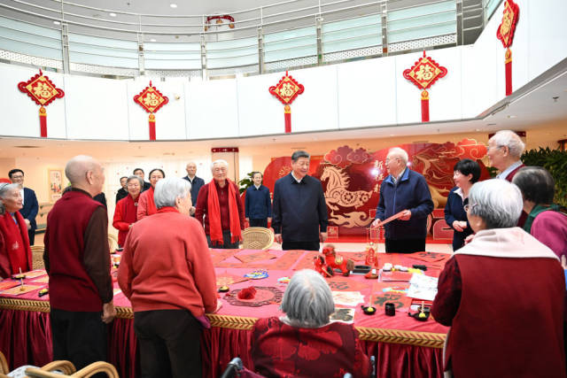 2026年2月10日，习近平总书记在北京西城区“吾老·新街”养老服务街区银龄老年公寓考察。新华社记者 谢环驰 摄
