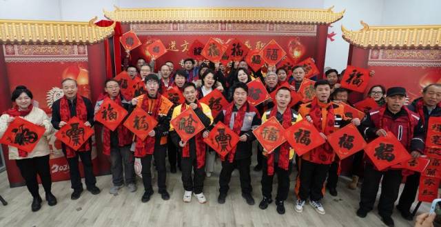 △2026年2月6日，北京朝阳区一骑士驿站，新就业形态劳动者与家属一起合影留念。