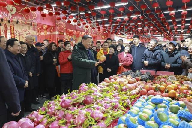 △2025年1月23日，习近平总书记在辽宁沈阳大东副食品商场考察时，同店主和顾客亲切交流。