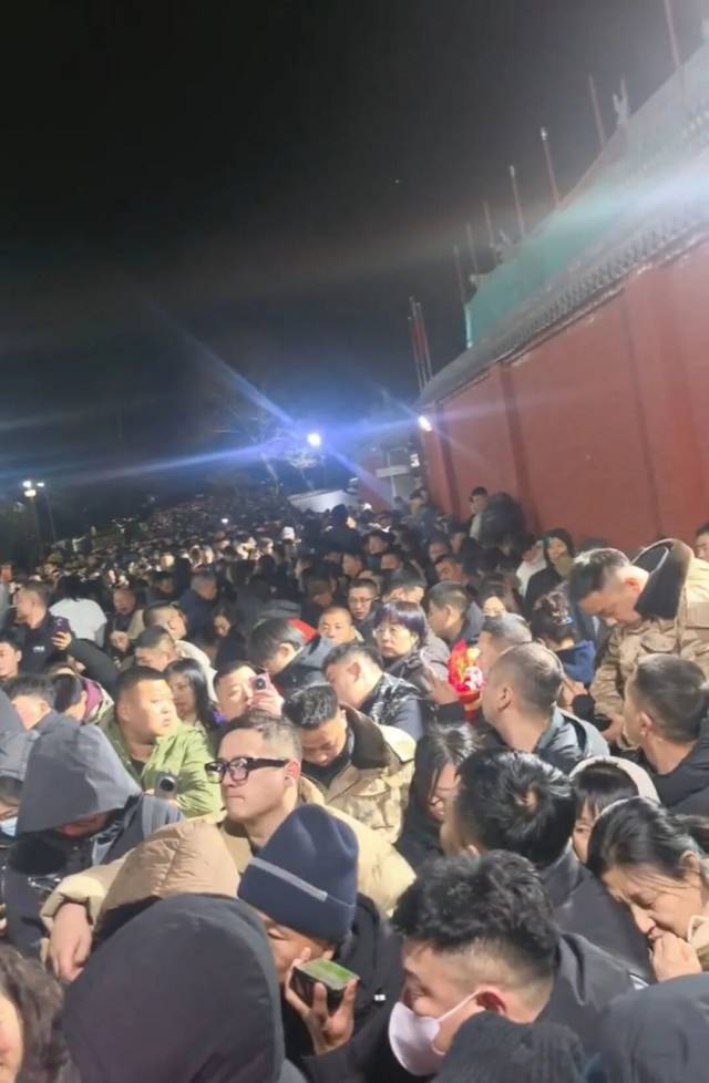 正月初五，去五台山五爷庙拜财神的游客人山人海（来源：视频截图）