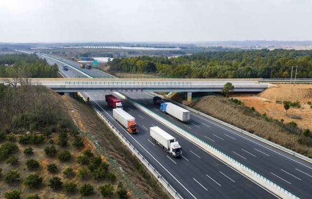 这是2026年1月31日拍摄的江西樟树至吉安高速公路（无人机照片）。新华社发（王宗豪 摄）