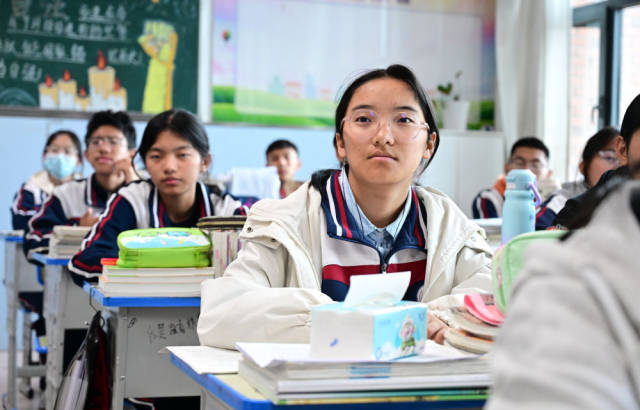2025年11月7日，在青海省西宁市果洛西宁民族中学，学生在上课。新华社记者齐芷玥 摄