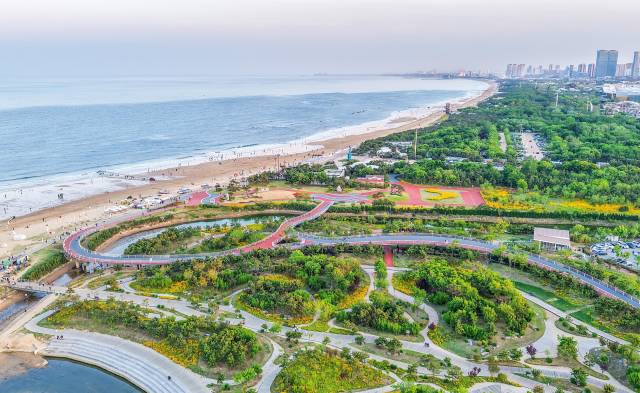 △新時(shí)代以來(lái)，美麗中國(guó)建設(shè)邁出重大步伐。圖為2025年5月拍攝的山東日照陽(yáng)光海岸綠道。