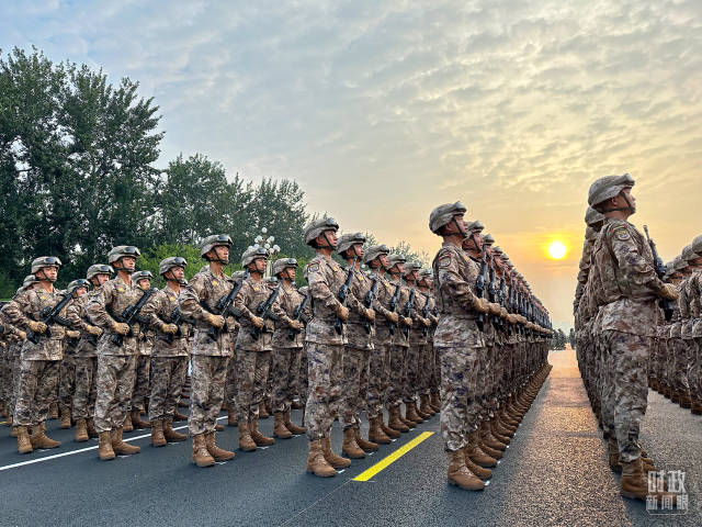 △2025年9月3日，受阅部队方队在长安街等候检阅。（总台记者石奇用拍摄）