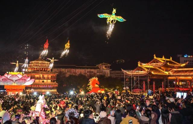 2026年2月18日晚，游客在湖北省宣恩县城观赏彩灯“骏马”凌空飞腾。新华社发（宋文 摄）