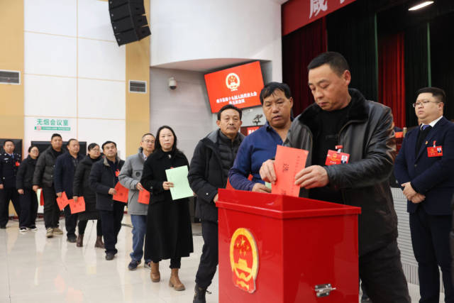 2025年12月27日，参加湖北省咸丰县第十九届人民代表大会第五次会议的代表对县人民政府提交的10件民生实事候选项目进行投票表决。新华社发（李维君摄）