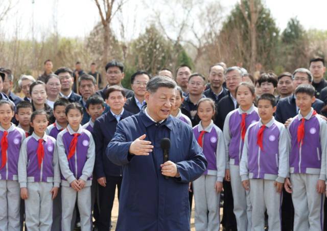 △2026年3月30日，习近平总书记等党和国家领导人来到北京昌平区百善镇参加首都义务植树活动。这是总书记同在场的干部群众、少先队员亲切交谈。