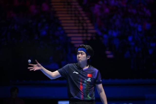 4月5日，王楚钦在比赛中。新华社发（张金加 摄）