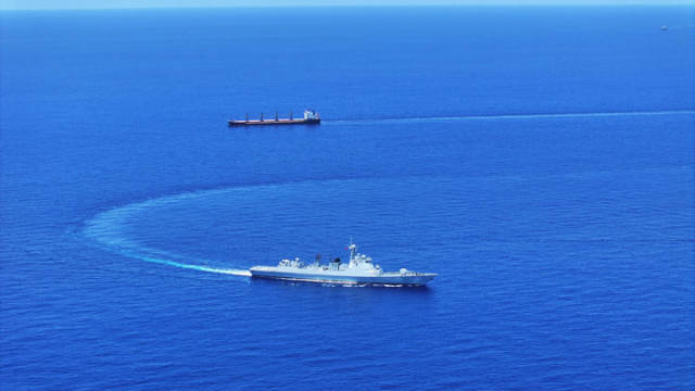 中国海军第46批护航编队焦作舰（下）护送货船至解护点后与之分航（2024年5月7日摄）。新华社发（张大禹 摄）