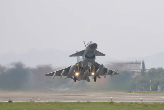 2023年4月8日，东部战区圆满完成环台岛战备警巡和“联合利剑”演习。这是歼击机挂弹起飞。新华社发（王紫箫 摄）