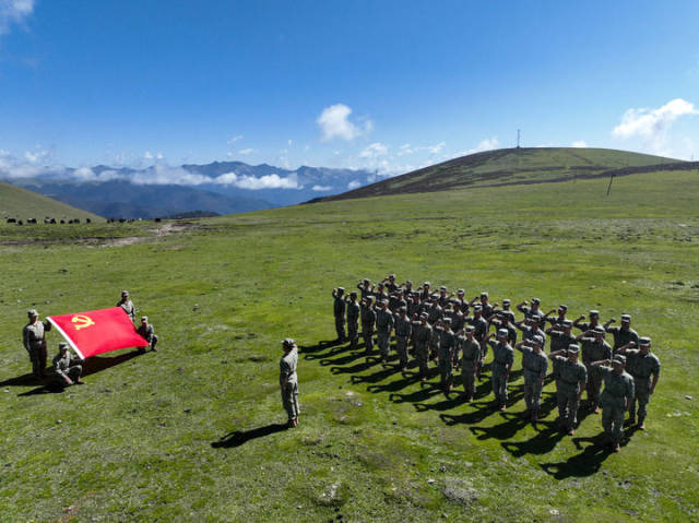 西部战区空军某团远程机动训练途中组织官兵举行重温入党誓词活动（2025年6月30日摄，无人机照片）。新华社发（邓世宁 摄）