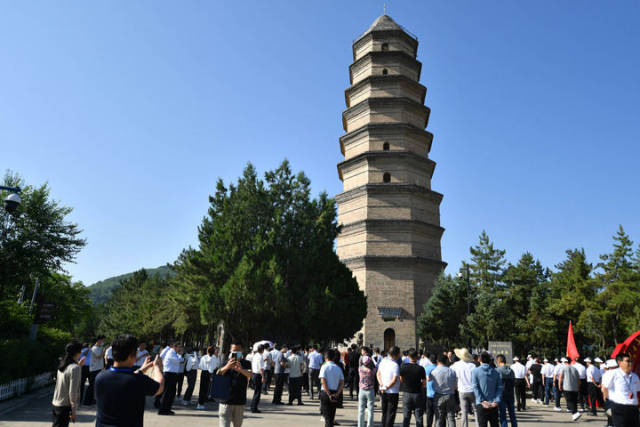 游客在延安宝塔山参观（2023年6月30日摄）。新华社记者 张博文 摄