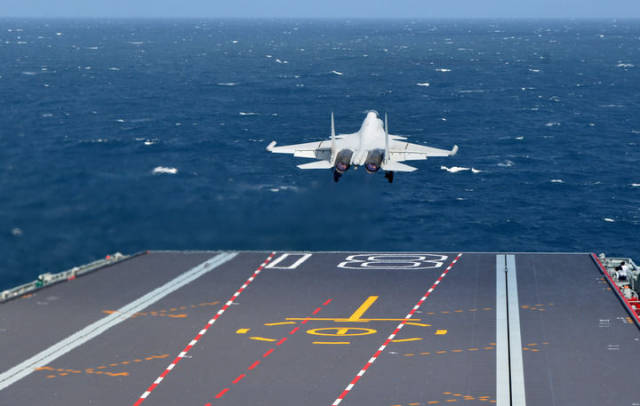 海军福建舰开展入列后首次海上实兵训练期间，歼-15DT舰载机弹射起飞（资料照片）。新华社发（高泽明 摄）