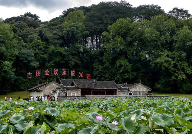 游客在福建龙岩上杭县古田镇的古田会议会址景区参观（2024年8月29日摄）。新华社记者 魏培全 摄