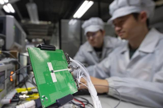 安徽合肥市高新区某公司实验室内，科技人员正进行测试验证。骆先洋摄