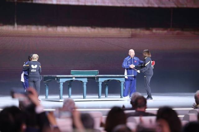 2026年4月10日，中美“乒乓外交”55周年纪念大会在北京首都体育馆举行。这是中美“乒乓外交”亲历者在纪念大会现场进行友谊赛。新华社记者 卢烨 摄