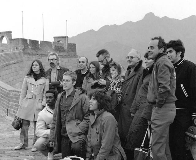 1971年4月12日，美国乒乓球代表团游览长城时合影。新华社记者 汤孟宗 摄