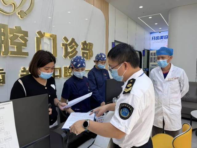 現(xiàn)場下達(dá)《衛(wèi)生監(jiān)督意見書》。