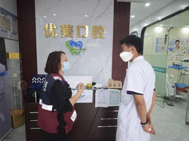 抽查醫(yī)務(wù)人員診療知識掌握情況。