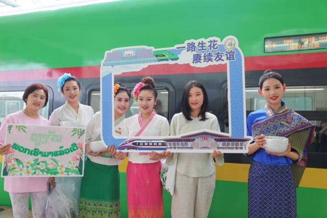 2025年7月18日，在昆明站，乘坐昆明至万象D86次列车的乘客与乘务员合影。新华社发（杨紫轩摄）