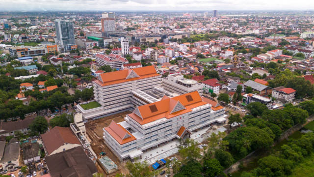 这是2024年9月11日在老挝首都万象拍摄的中国援老挝玛霍索综合医院（无人机照片）。新华社发（凯乔摄）