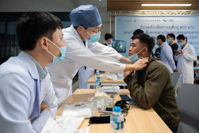 2月9日，复旦大学附属眼耳鼻喉科医院医疗团队在老挝万象玛霍索综合医院义诊。新华社发（凯乔摄）