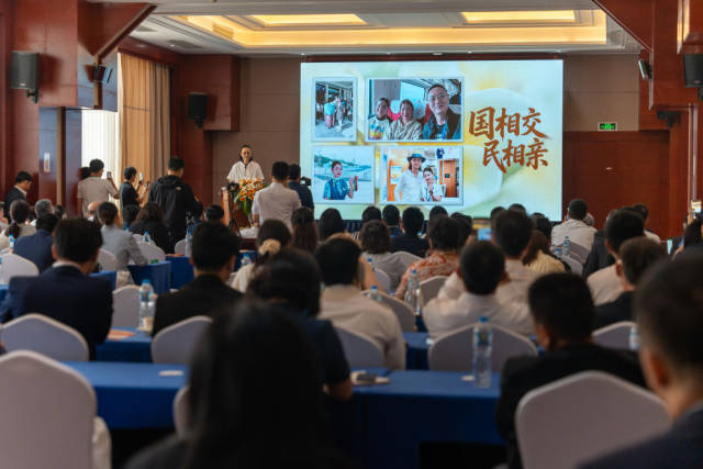 这是4月18日在老挝首都万象拍摄的“中老铁路故事会”分享活动现场。新华社发（凯乔摄）