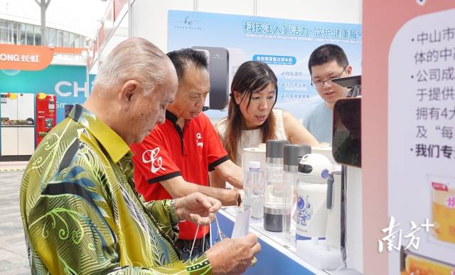 广东道盟智能科技摊位前挤满了人。